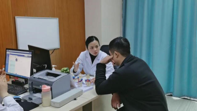 张英主任诊室面诊患者,为患者制定个体化治疗方案2.jpg