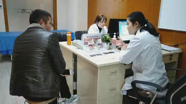 张英主任诊室面诊患者,为患者制定个体化治疗方案1.jpg